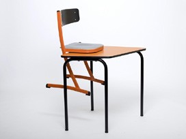 chaise scolaire avec appui sur table