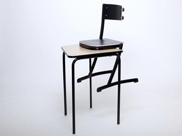 chaise scolaire avec appui sur table