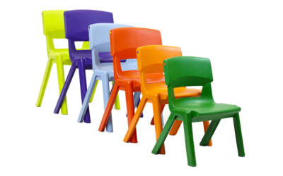 Une chaise de classe colorée pour favoriser l’enseignement dynamique