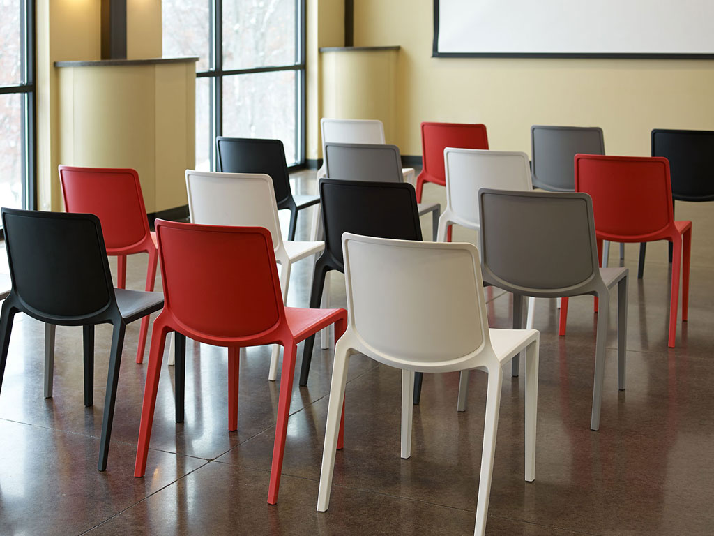 chaises conçues pour les espaces modulaires