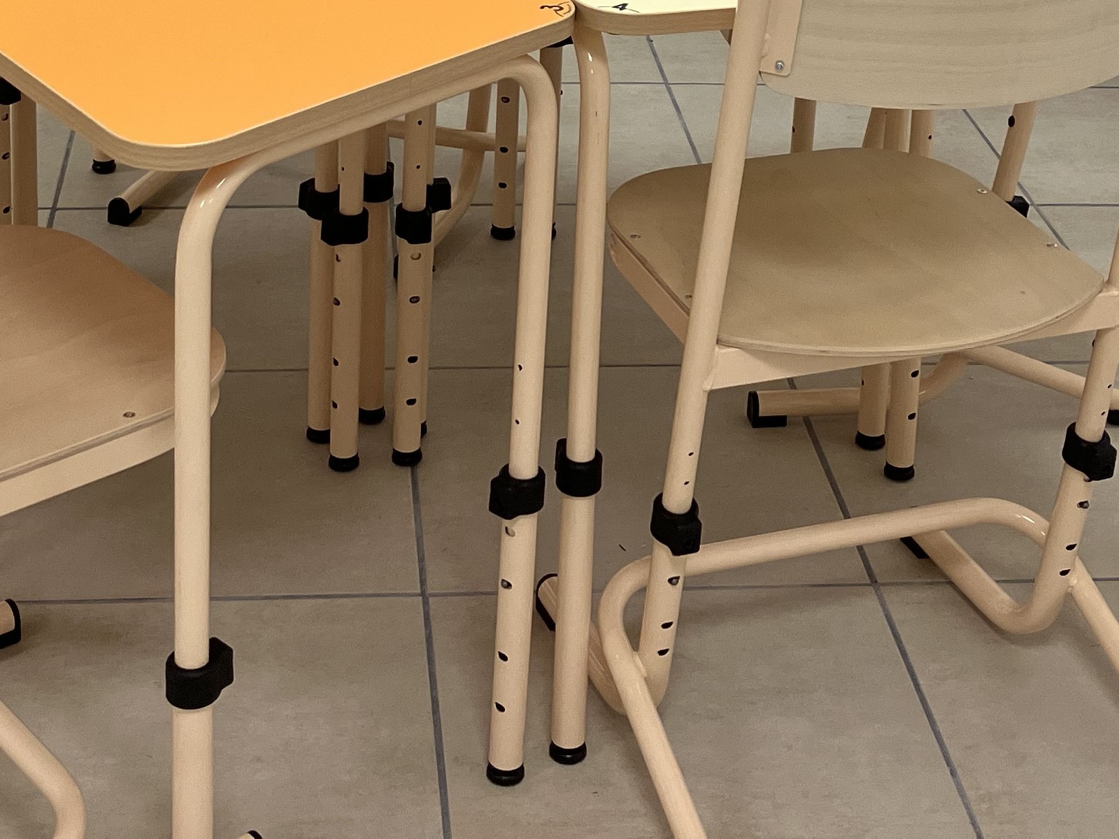 Table réglable en hauteur pour classe flexible, un mobilier scolaire