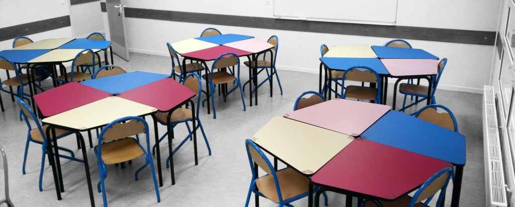 Tables scolaires modulables pour classe inversée et classe renversée