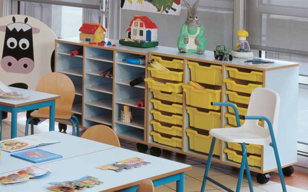 Mobilier scolaire pour la maternelle : meubles à casier modulables, tables et chaises polyvalentes.